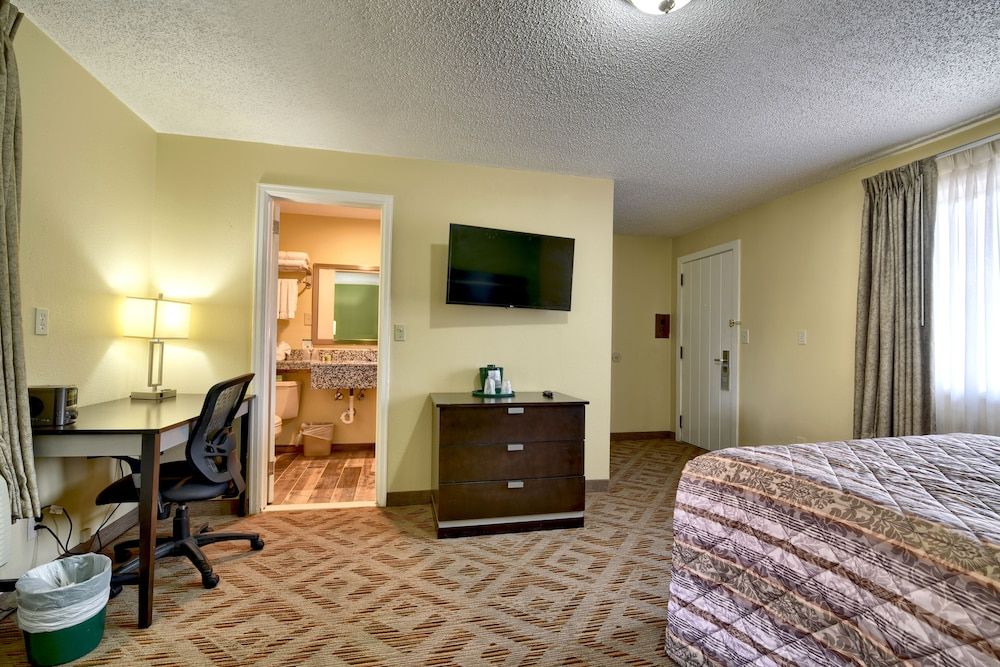 Lawn View Room 1 Queen Bed