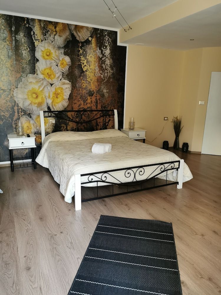 PRince Residence Apartments Studio, Kitchen, Garden View 5