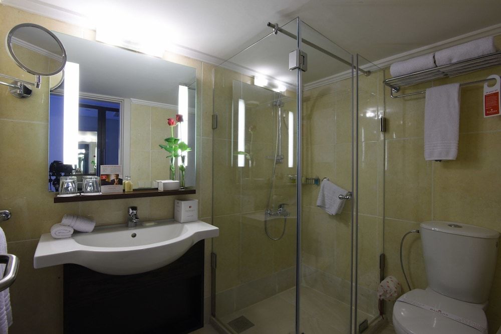 Ramada by Wyndham Downtown Beirut Room, 2 Twin Beds, Non Smoking 3