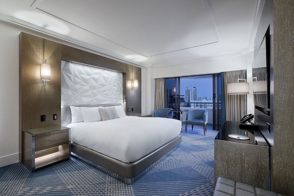 Corner Balcony Deluxe King Room