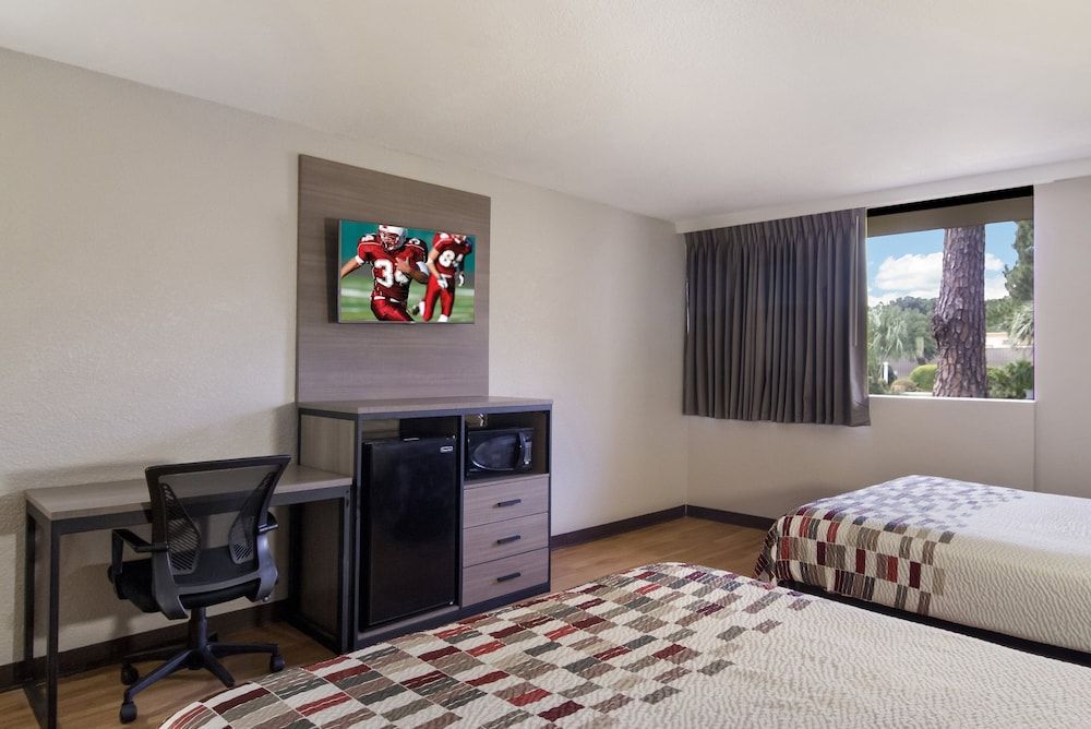 Red Roof Inn & Suites Brunswick I-95 Deluxe Room, 2 Queen Beds, Non Smoking 2