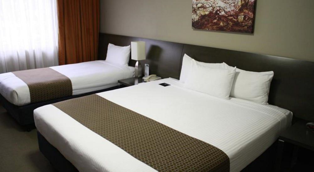 Pavilion on Northbourne Atrium King Room 2