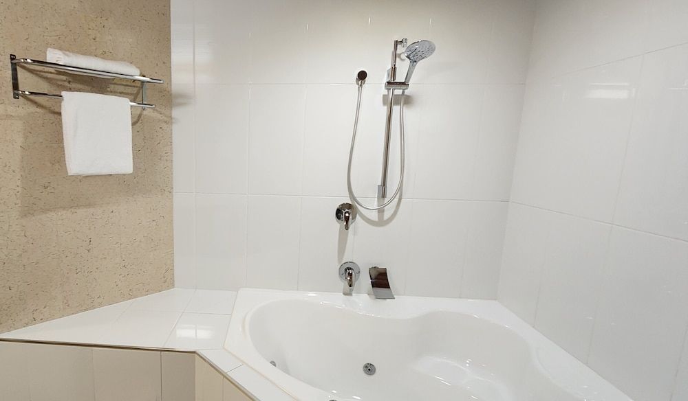 Pavilion on Northbourne Spa Suite 2