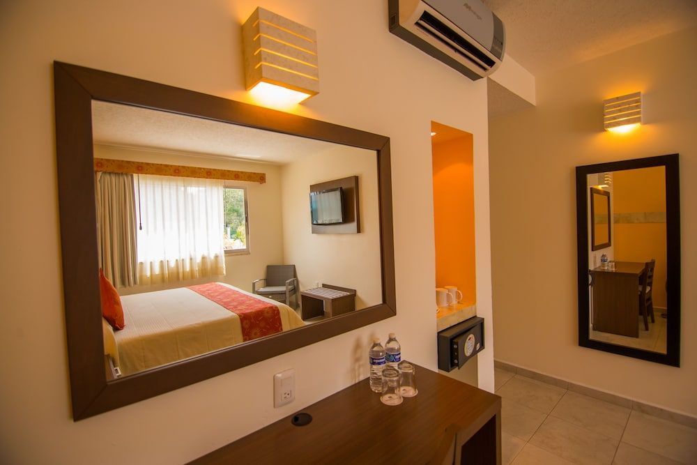 Hotel Tulijá Palenque Executive Room, 1 King Bed, Interior View 9