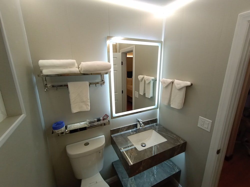 Mountain View Motel Deluxe Double Room, 2 Double Beds (Second Floor) 4