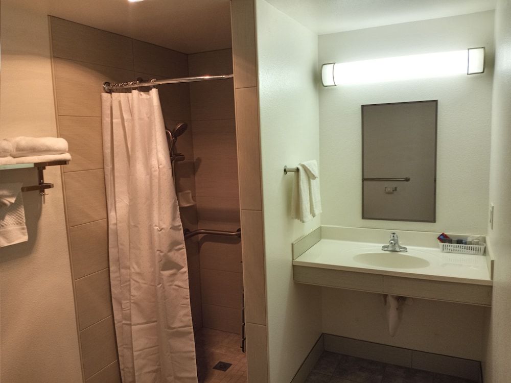 Mountain View Motel Deluxe Room, 2 Queen Beds 4