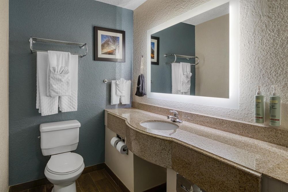 Best Western Waldo Inn and Suites Suite, 2 Queen Beds, Non Smoking, Refrigerator & Microwave (with Sofabed) 4