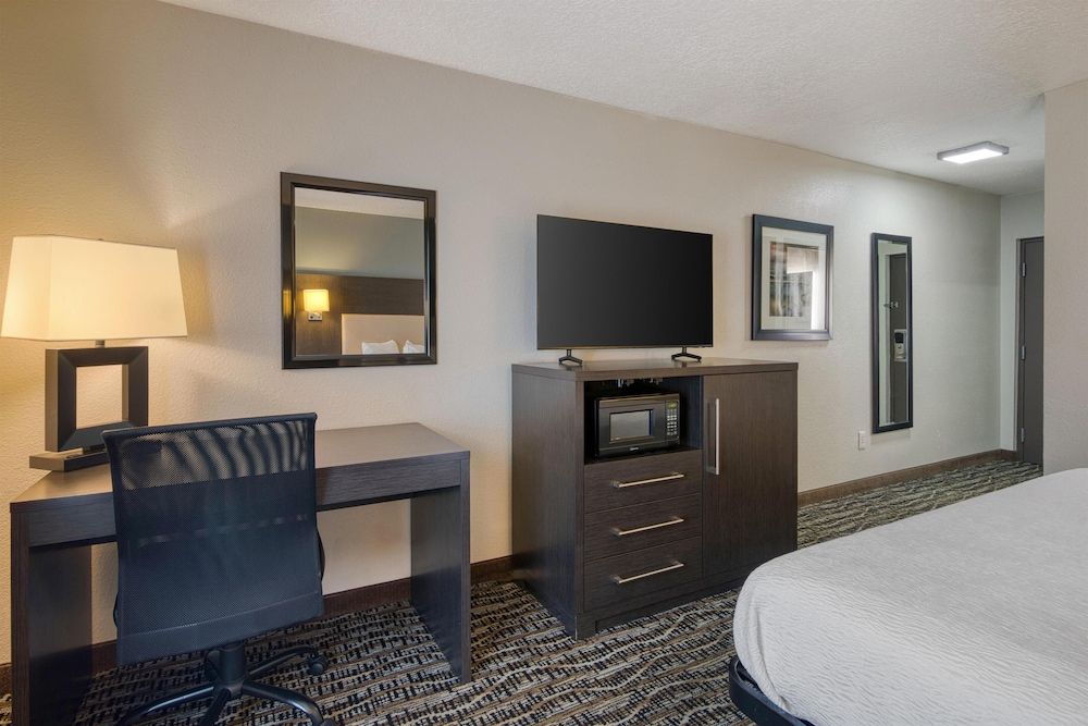 Best Western Waldo Inn and Suites Standard Room, 1 King Bed, Non Smoking, Refrigerator & Microwave 2