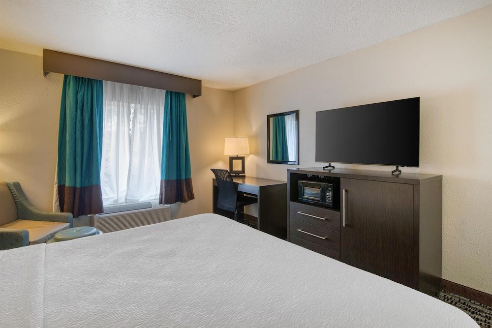 Best Western Waldo Inn and Suites Standard Room, 1 King Bed, Non Smoking, Refrigerator & Microwave 3