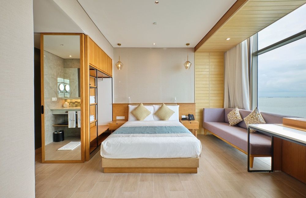 Family Room, Multiple Beds, Bay View