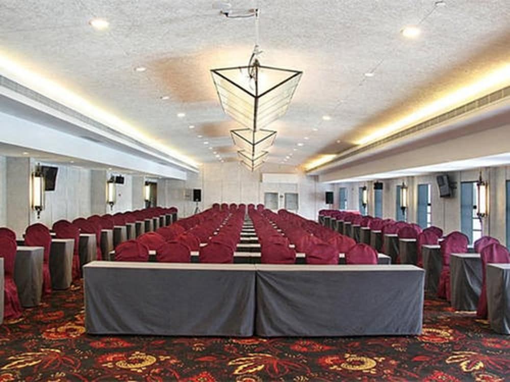 undefined Kingtown Hotel Hongqiao 2