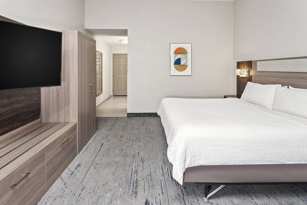 Room, 1 King Bed, Mobility Accessible (Accessible Tub)