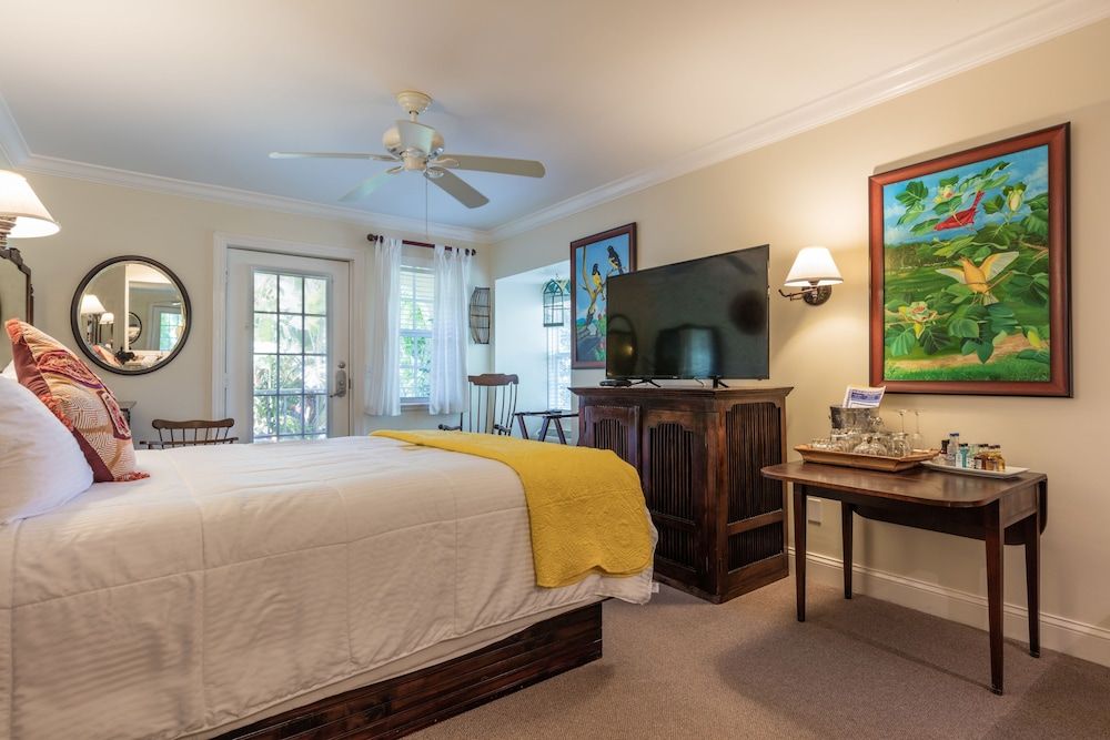 Deluxe Room, 1 Queen Bed, Balcony, Pool View