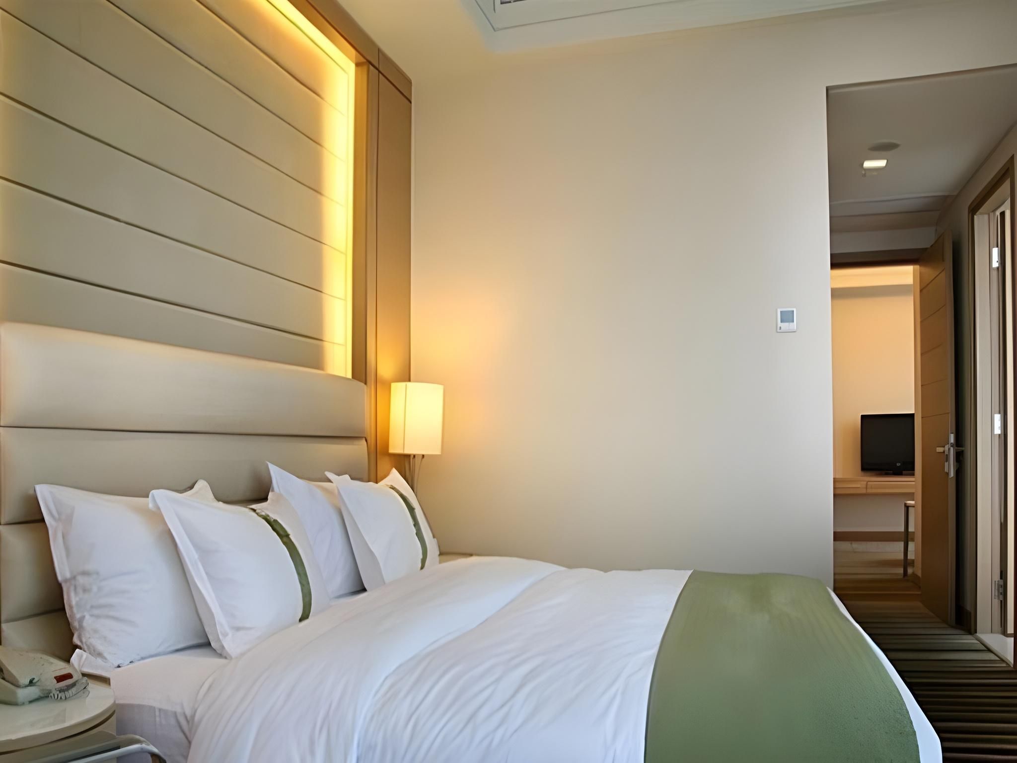 Standard Accessible King Bed_A1