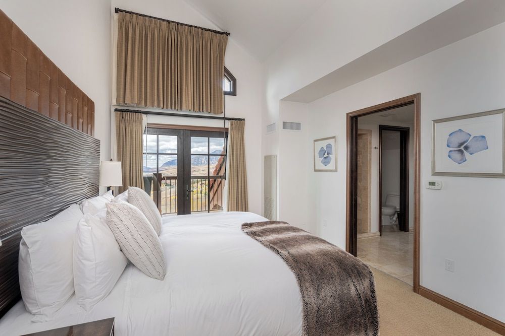 Madeline Hotel & Residences, Auberge Resorts Collection Classic Penthouse, 3 Bedrooms, Mountain View 2