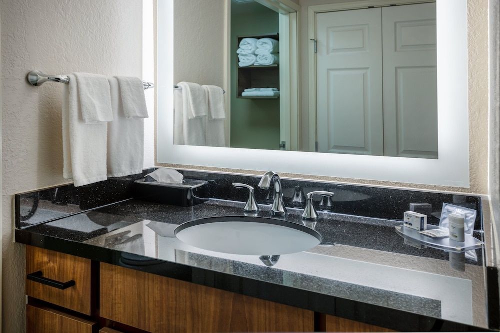 Suite, 1 Bedroom, Kitchen (HEARING)