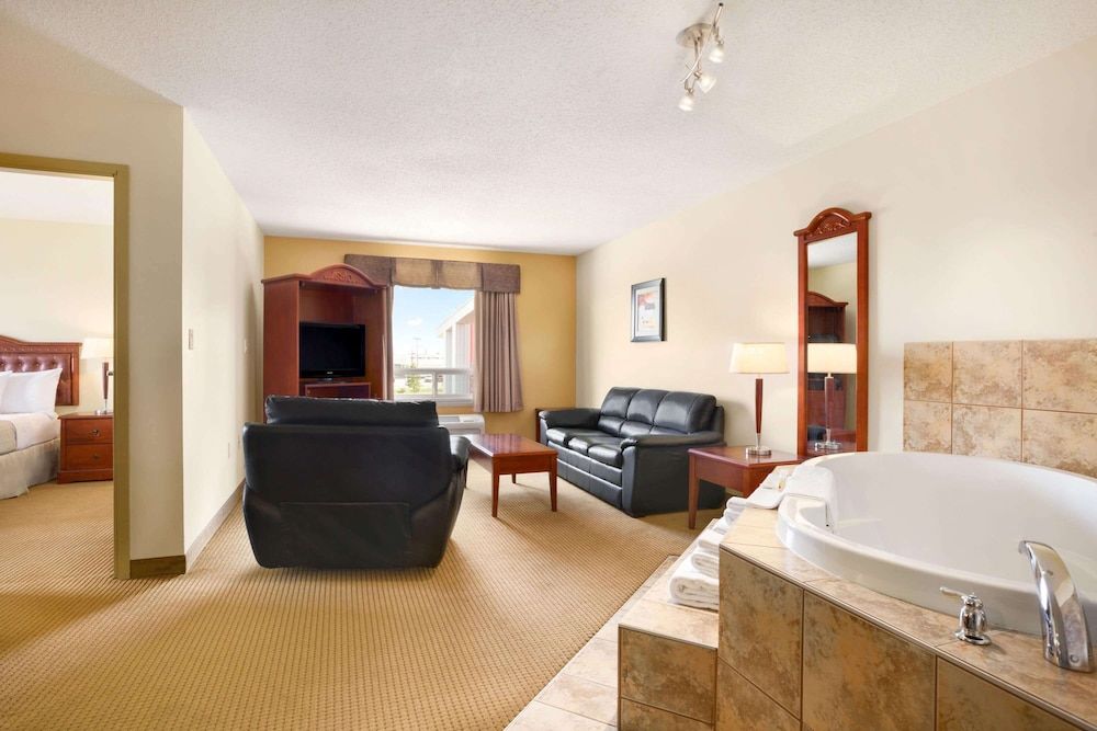 Deluxe Room, 1 King Bed, Smoking (Efficiency)