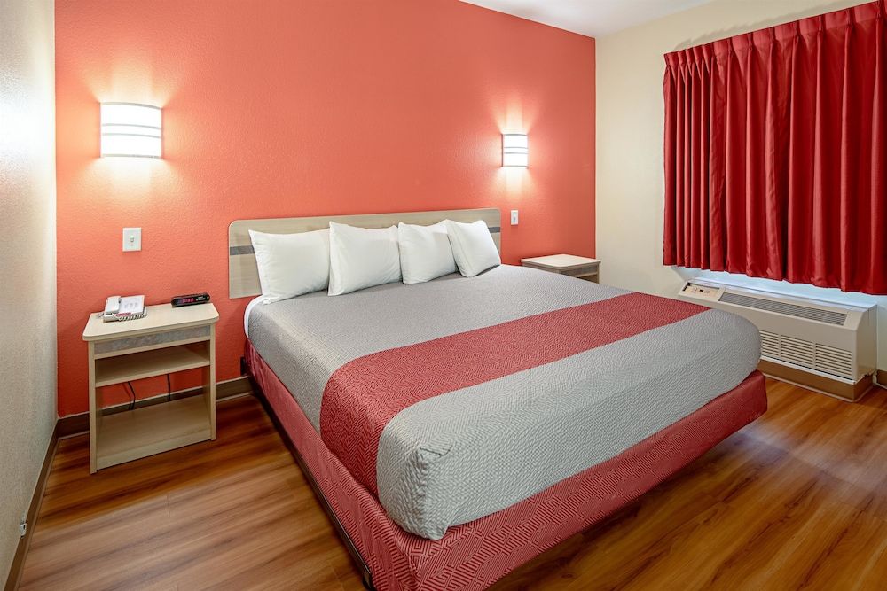 Standard Room, 1 King Bed, Accessible, Non Smoking