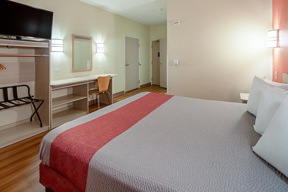 Standard Room, 1 King Bed, Accessible, Non Smoking