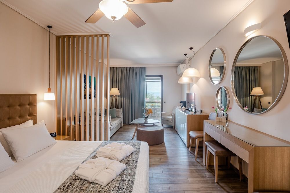 Deluxe Suite, 1 Queen Bed with Sofa bed