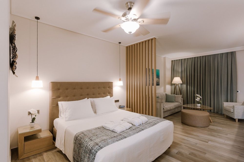 Deluxe Suite, 1 Queen Bed with Sofa bed