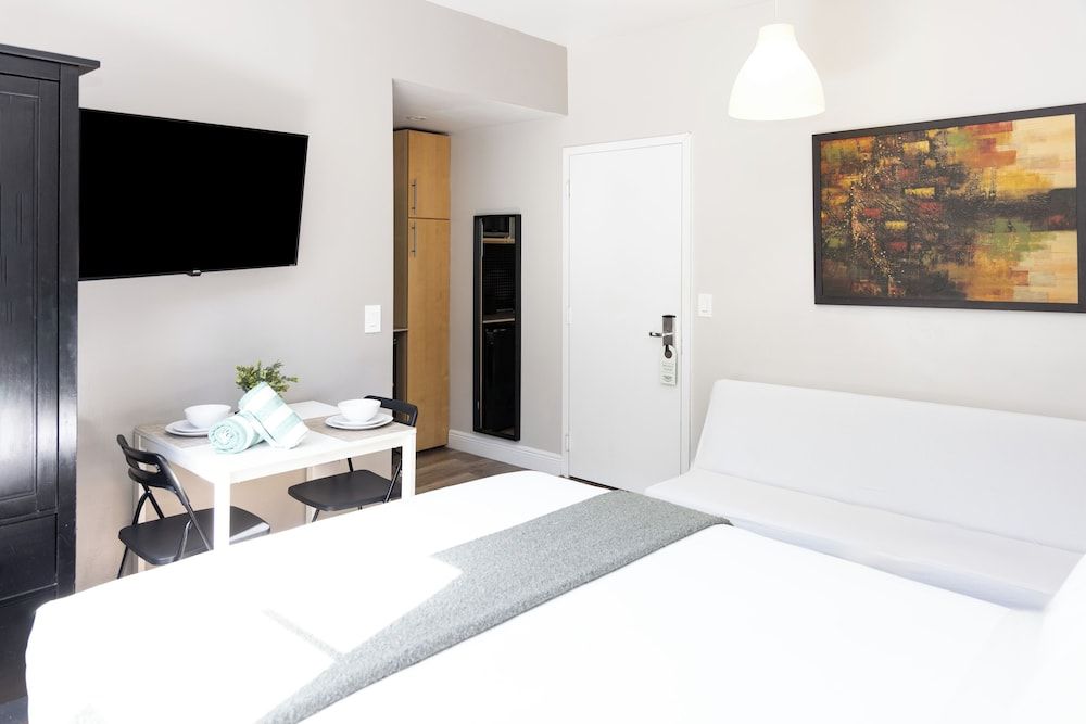 Ocean Reef Suites, South Beach Queen Studio with Sofa Bed 9