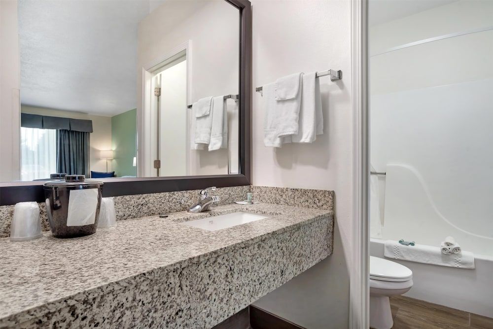 Best Western Navarre Waterfront Standard Room, 1 King Bed, Non Smoking, Microwave (Water View) 5