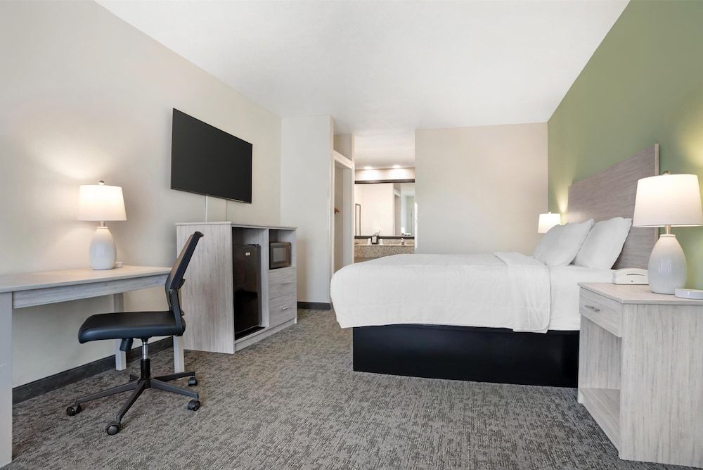 Best Western Navarre Waterfront Standard Room, 1 King Bed, Accessible, Refrigerator & Microwave 2