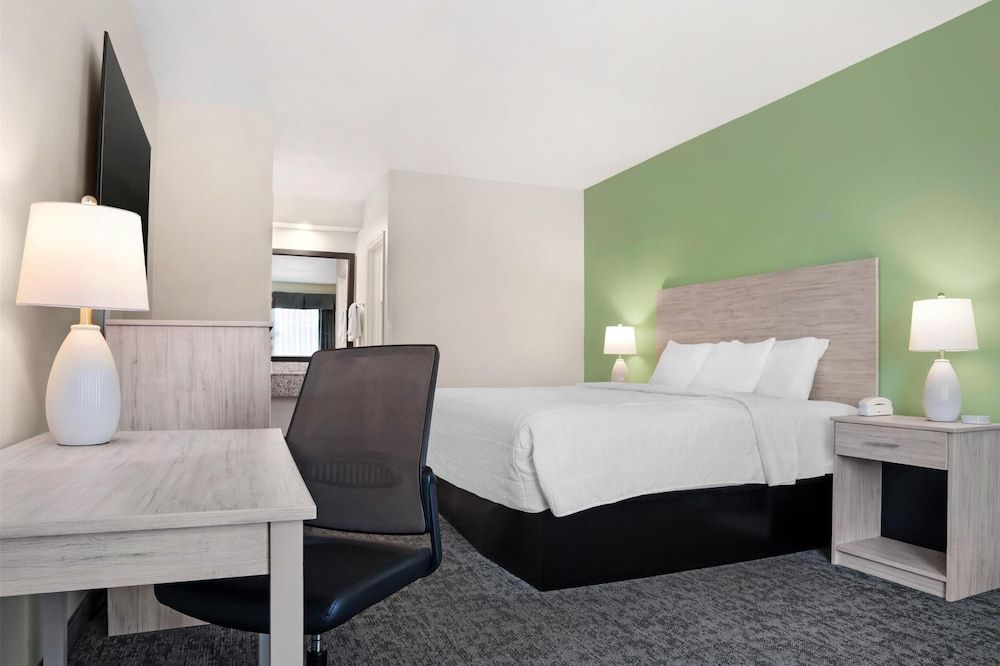 Best Western Navarre Waterfront Standard Room, 1 King Bed, Accessible, Refrigerator & Microwave