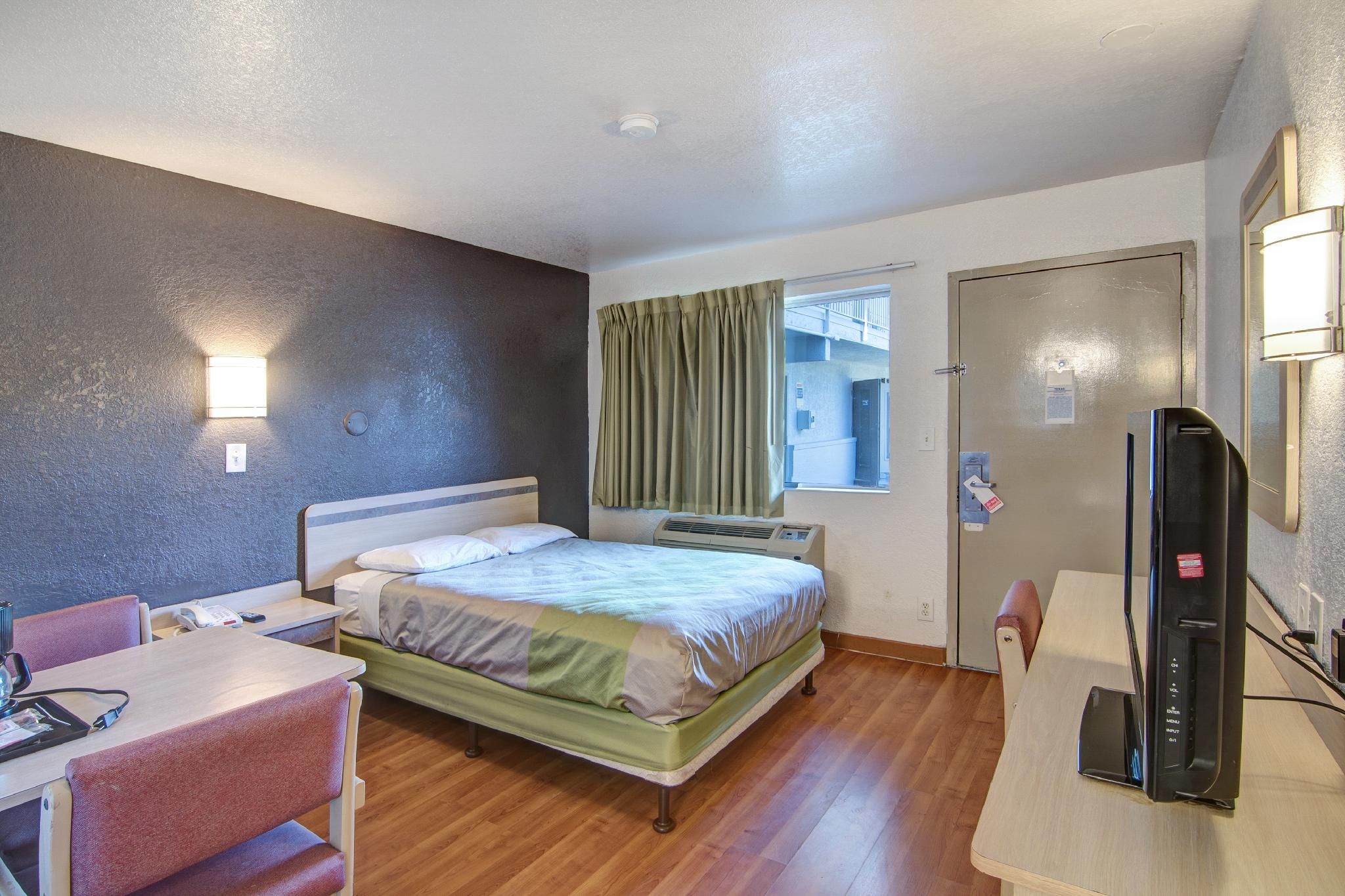 Studio 6 Grand Prairie, TX 1 Full Bed  Non-Smoking 2