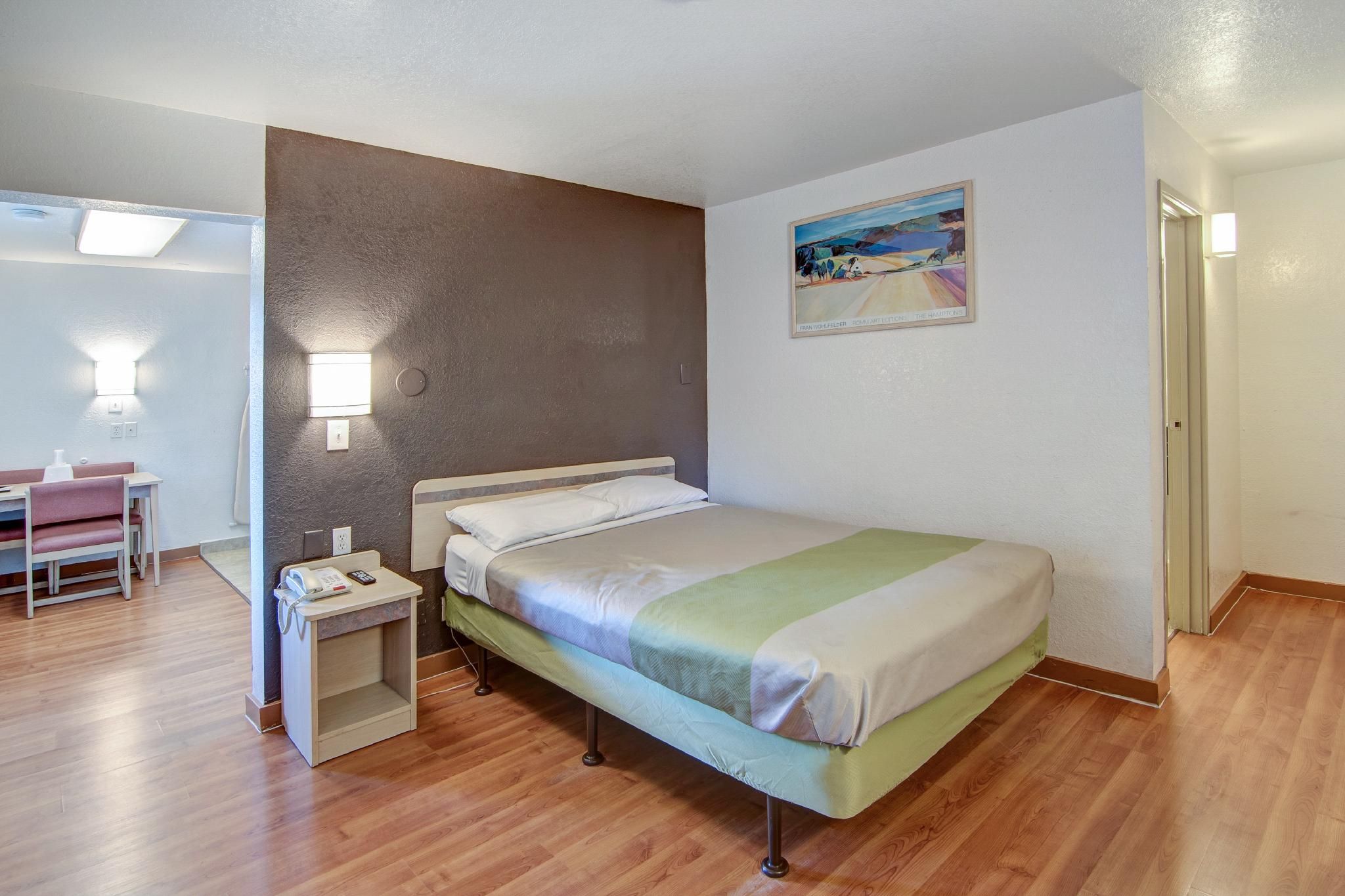 Studio 6 Grand Prairie, TX 1 Full Bed  Non-Smoking