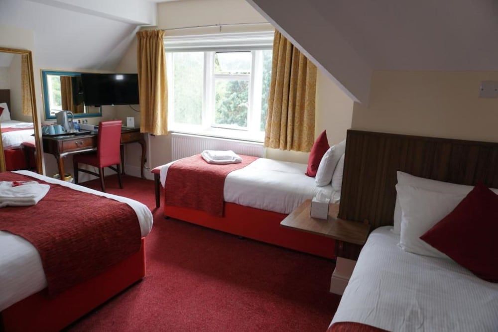 Broadfield Park Hotel Standard Quadruple Room, Multiple Beds 3