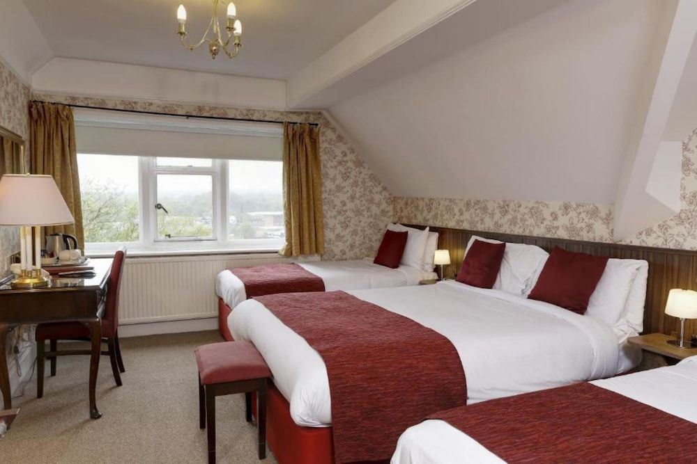 Broadfield Park Hotel Standard Quadruple Room, Multiple Beds