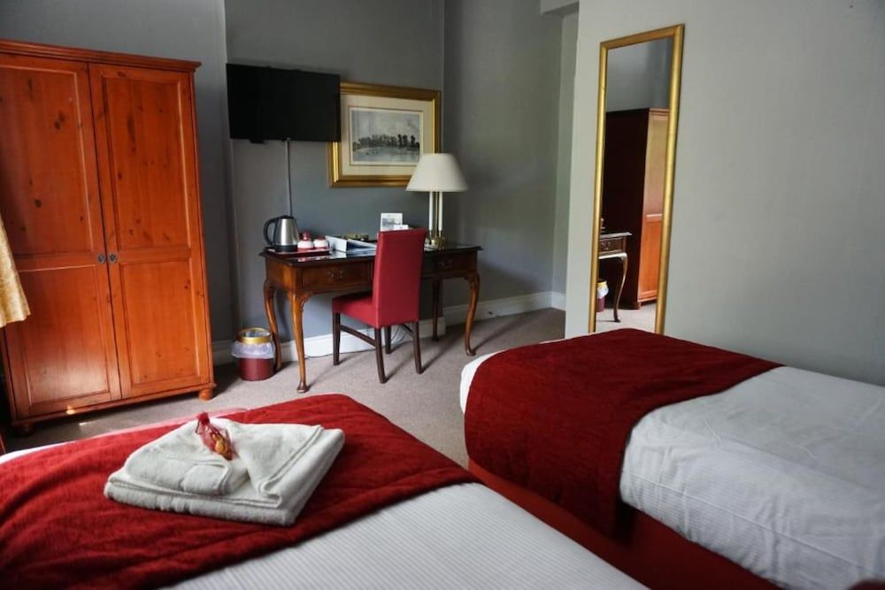 Broadfield Park Hotel Standard Twin Room, 2 Twin Beds 2