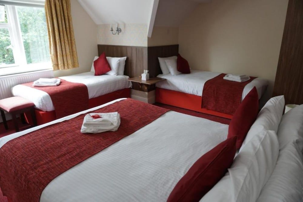 Broadfield Park Hotel Standard Quadruple Room, Multiple Beds 2