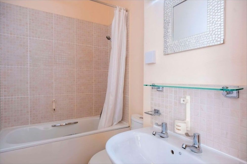 Broadfield Park Hotel Deluxe Double Room, 1 Double Bed 4