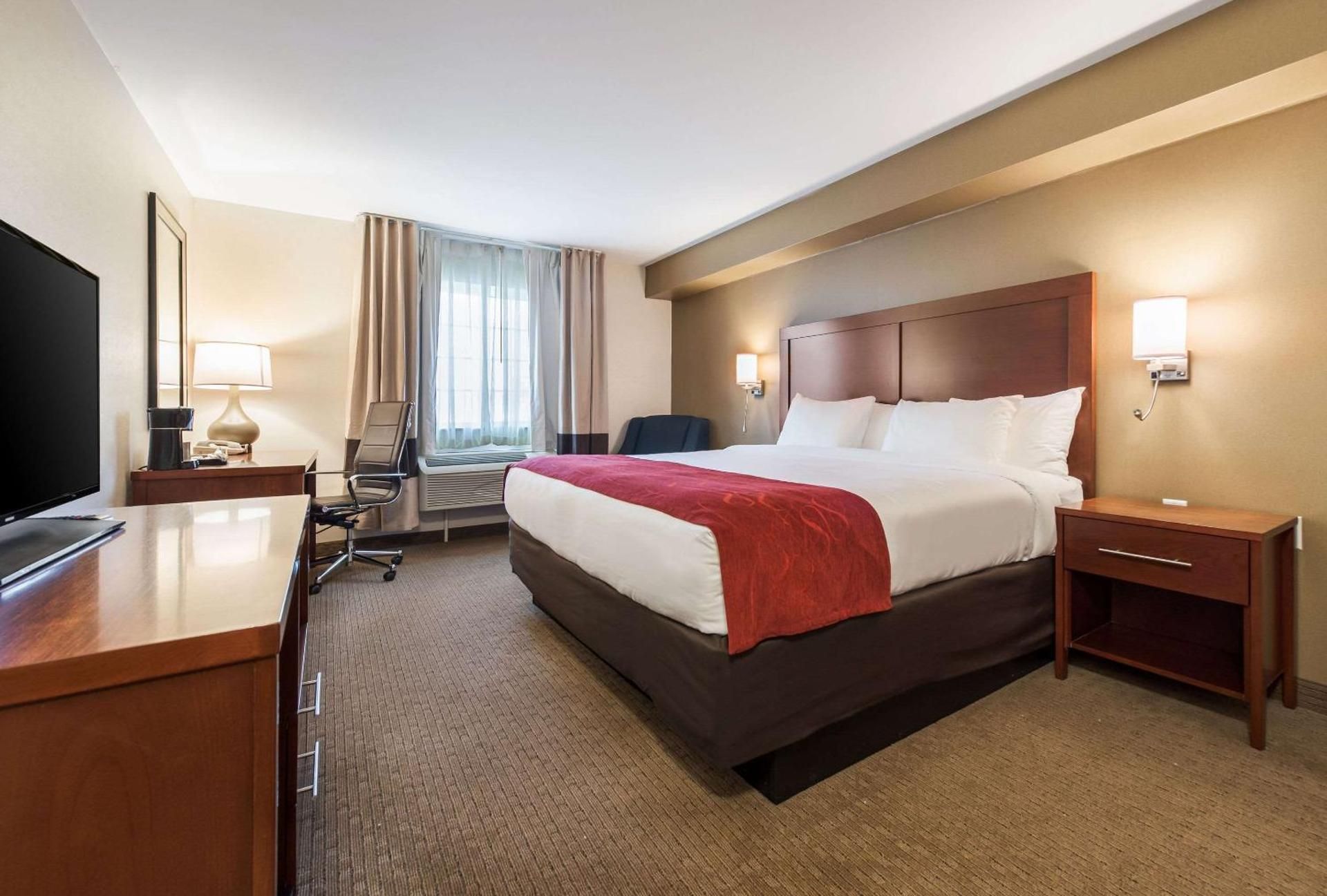 1 King Bed, Nonsmoking, Accessible