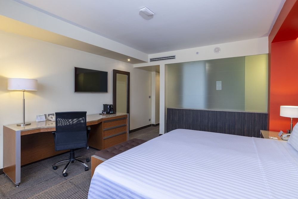 Holiday Inn Mexico City - Plaza Universidad by IHG Standard Room, 1 King Bed 5