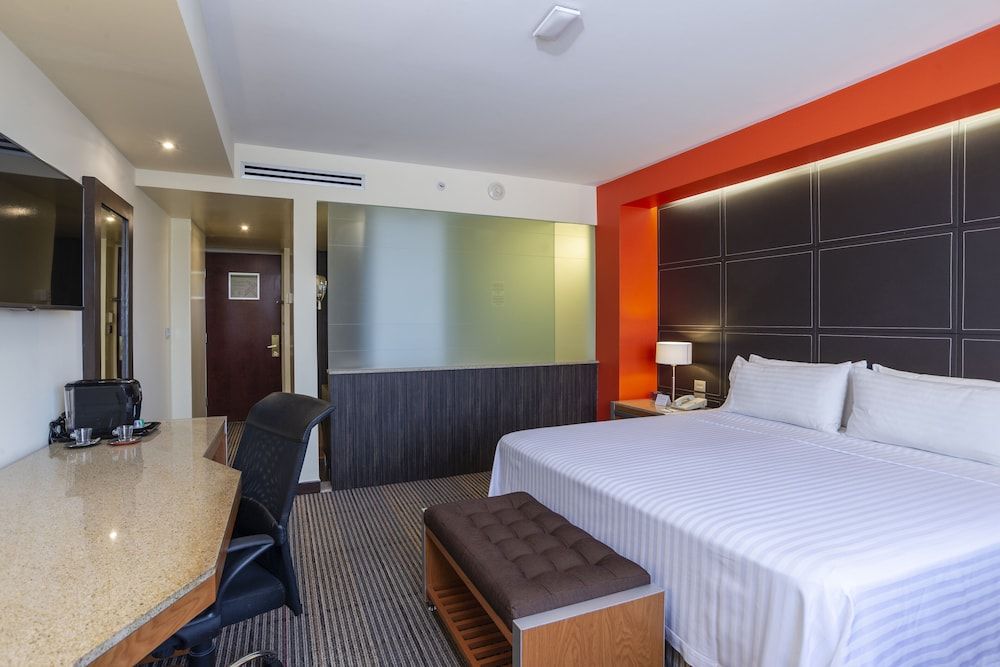 Holiday Inn Mexico City - Plaza Universidad by IHG Standard Room, 1 King Bed 6
