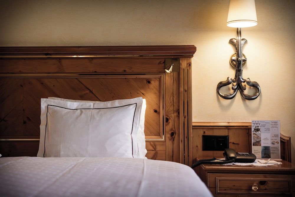 Relais & Chateaux Schönegg Double Room (Charme Mountain View) 2