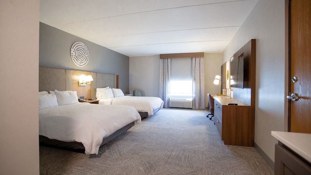 Holiday Inn Midland by IHG Standard Room, 2 Queen Beds (Walk-In Shower) 2