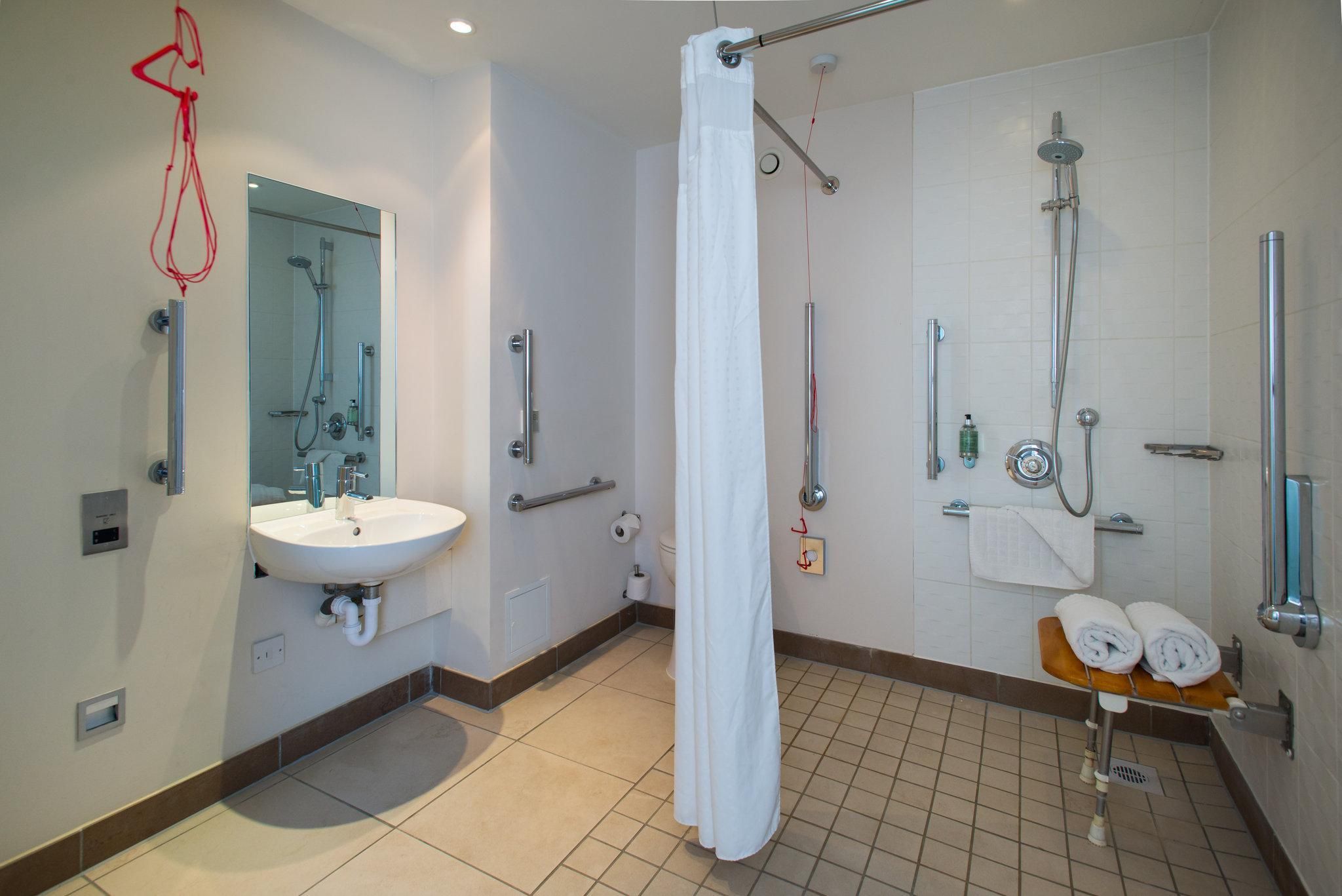 1 Double Bed Wheelchair Roll In Shower Non-Smoking