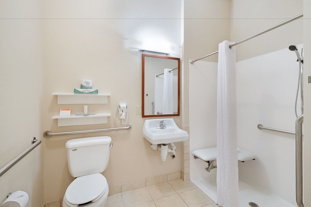 Studio Suite, 1 Queen Bed, Roll-in Shower (Communications)