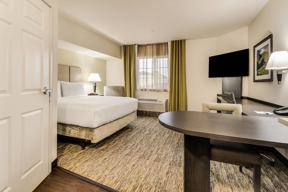 Studio Suite, 1 Queen Bed, Roll-in Shower (Communications)