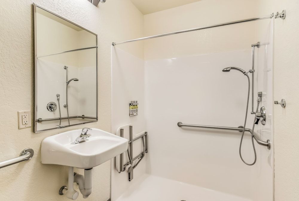 Suite, 1 Bedroom, Roll-in Shower (Communications)