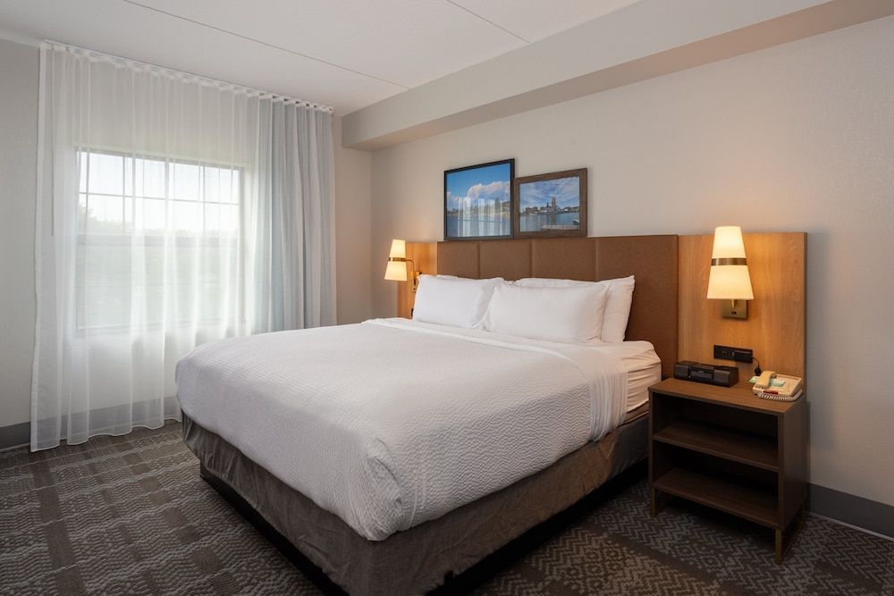 Suite, 1 Bedroom, Accessible, Kitchen (Comm, Roll Shwr)