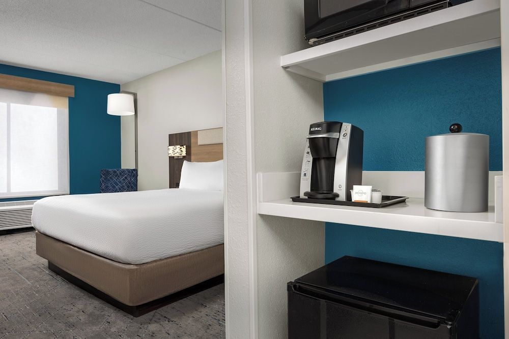 Standard Room, 1 King Bed, Roll-in Shower (Communications)