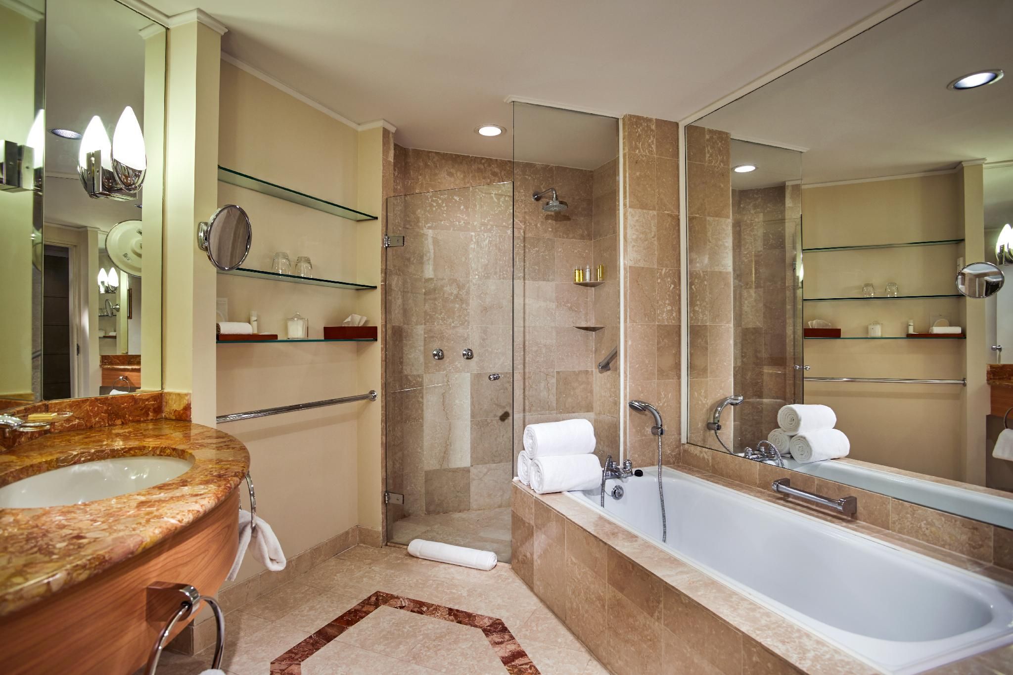 1 King Bed with Club Access Deluxe