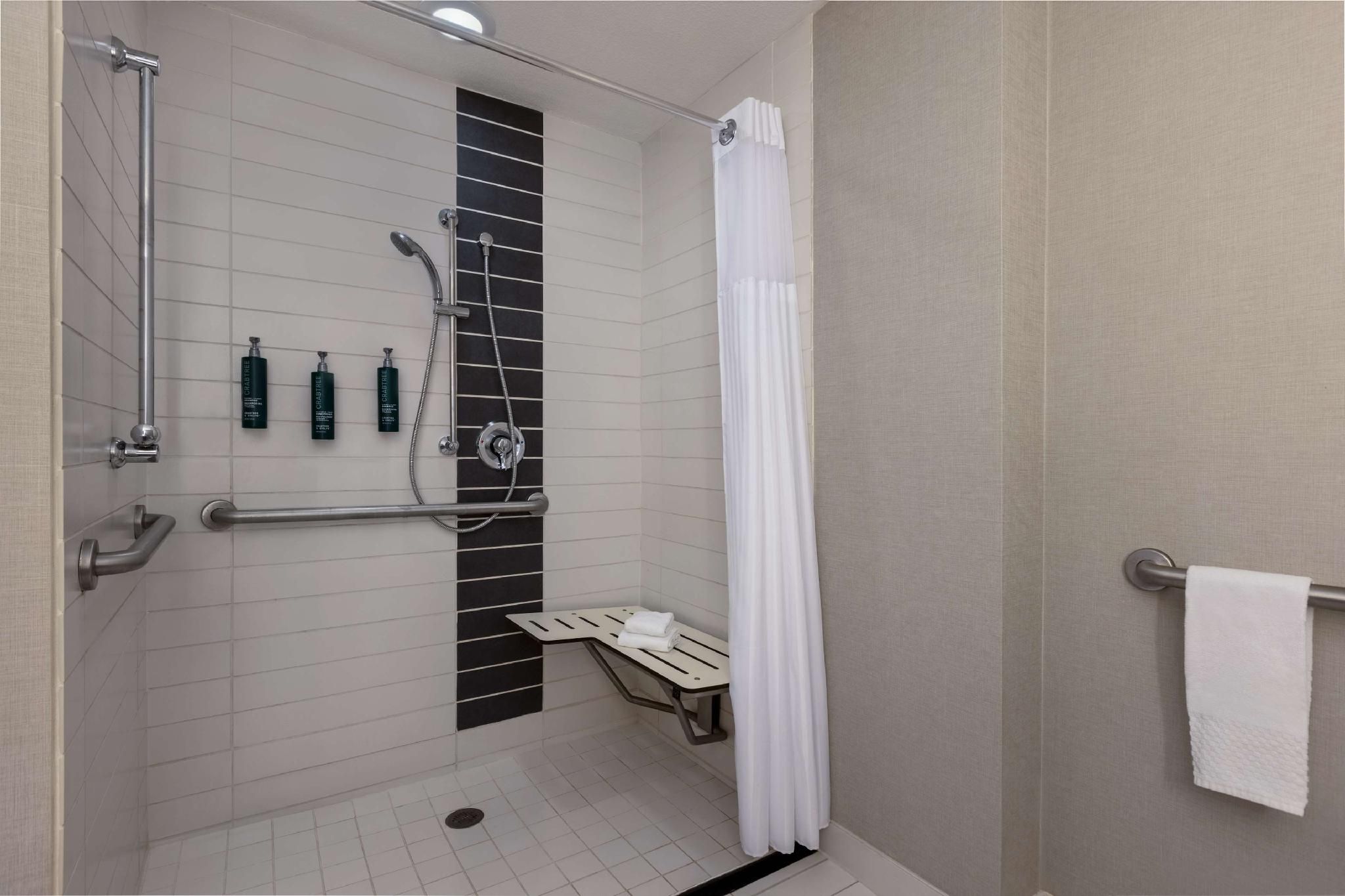 DoubleTree by Hilton Las Vegas East Flamingo 1 KING MOBILITY/HEARING ACCESSIBLE W/RI SHOWR 3