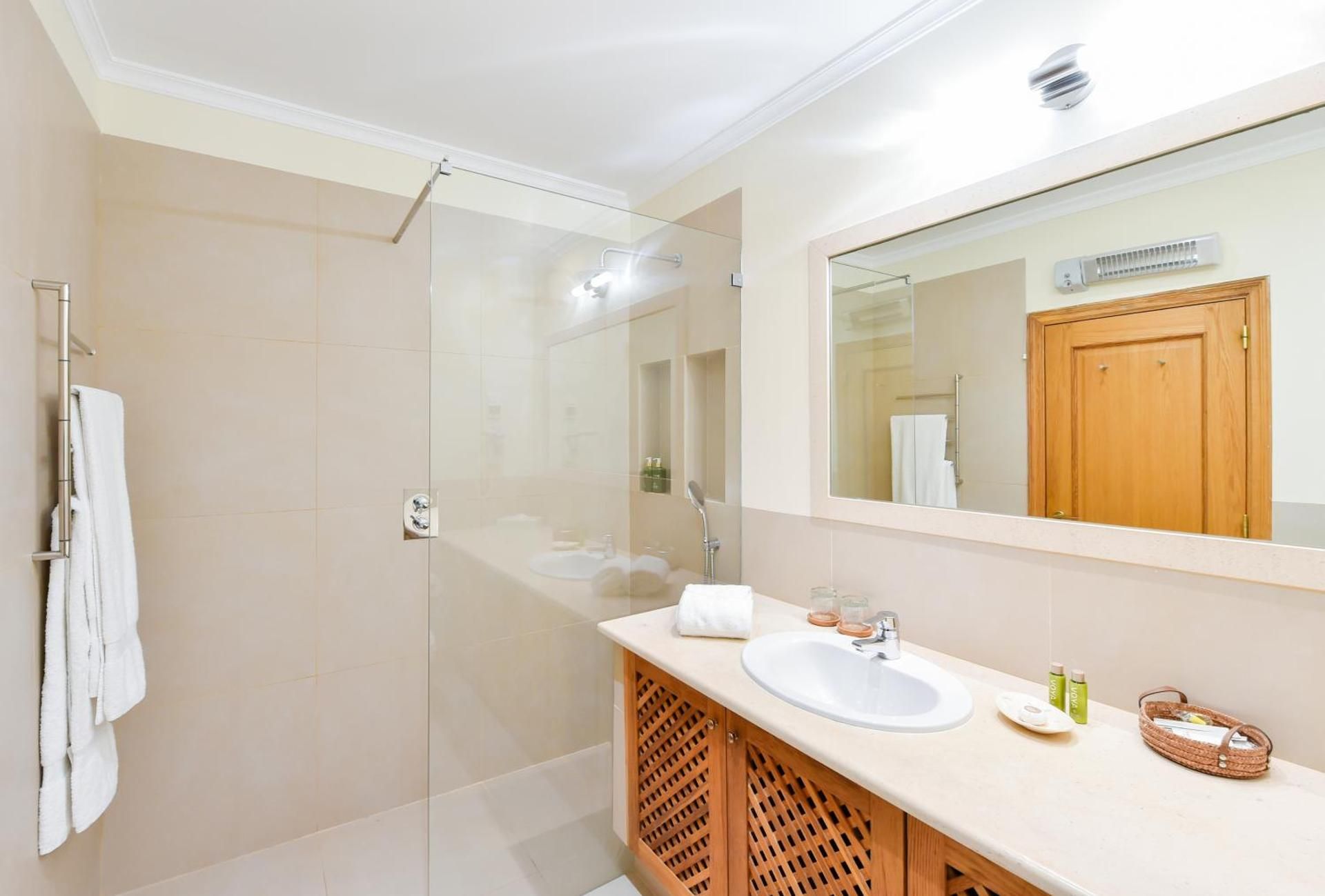 Superior Two-Bedroom Townhouse with Pool